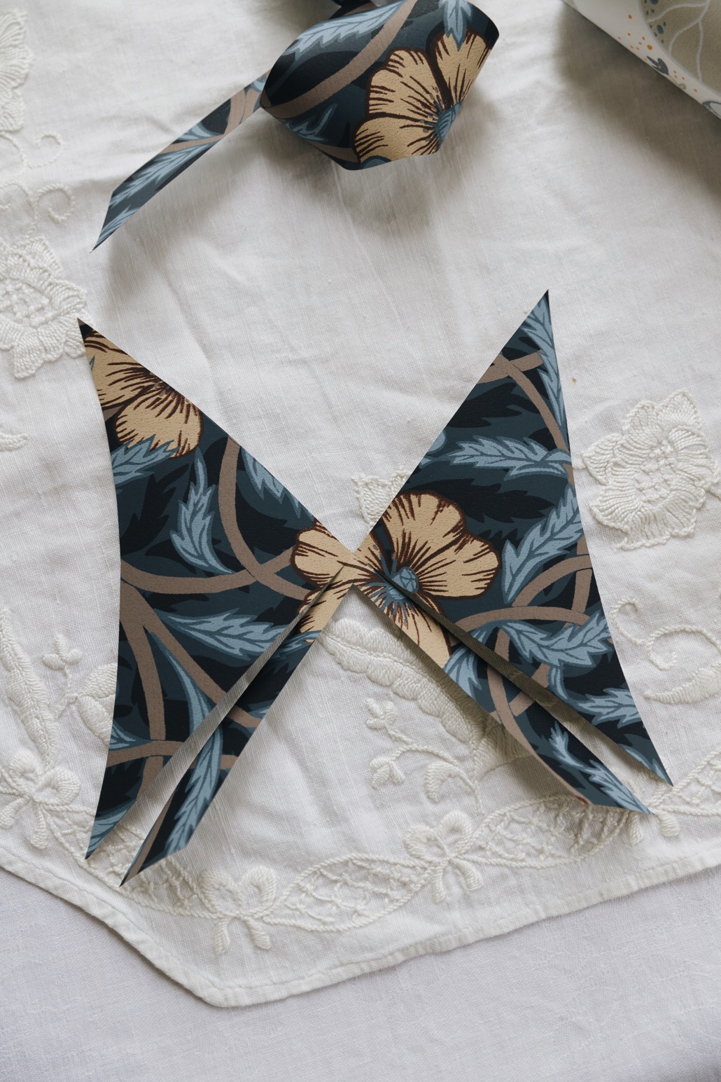 skapa rosett av tapet till dukning