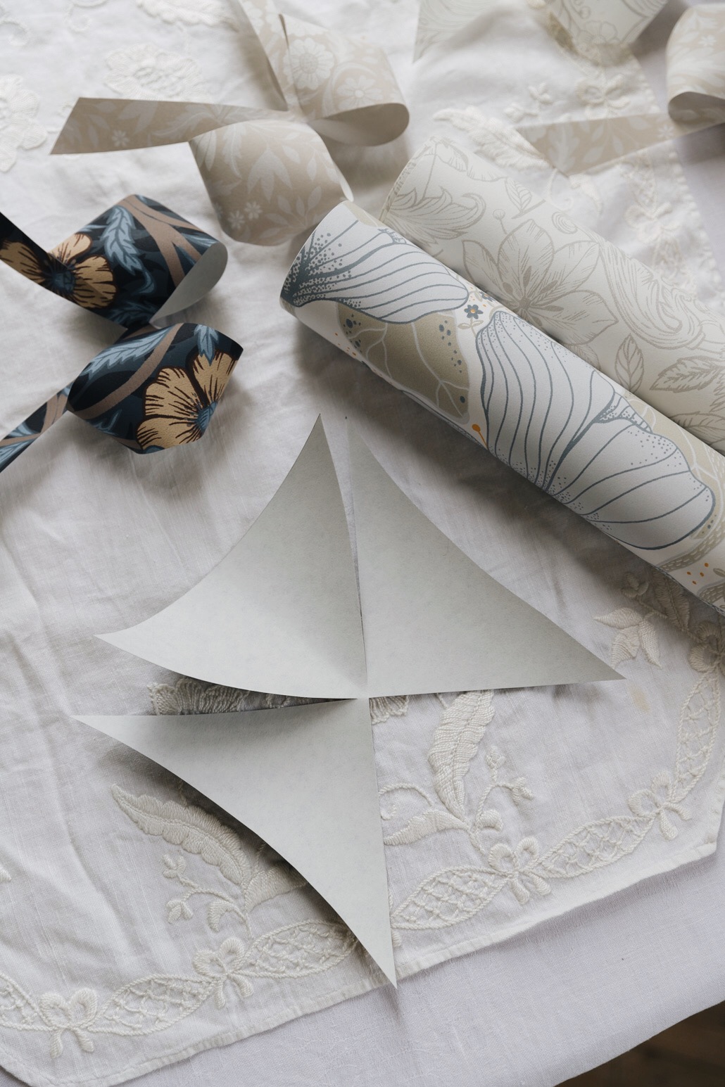 tapetpyssel diy rosett av tapet