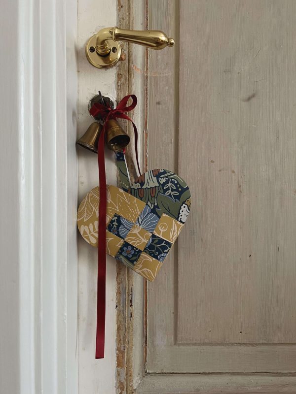 pyssla med tapet pappershjärtan