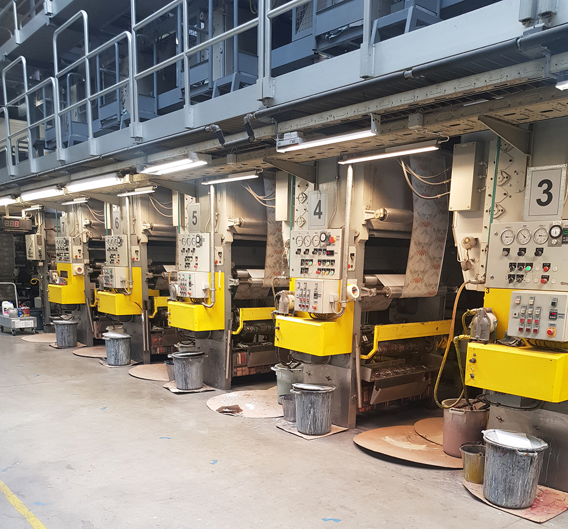 tryckmaskiner vid tillverkning av tapet