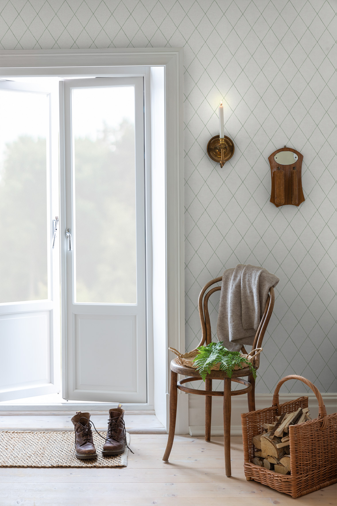 vit tapet med trellis i hall