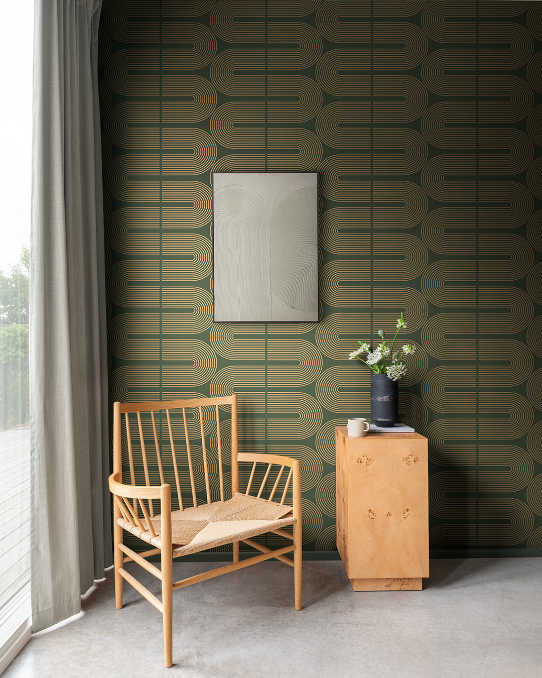grön tapet med liggande bågar med trämöbler framför