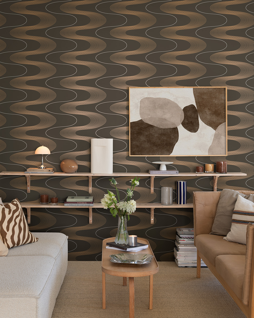 modernt vardagsrum med mörk tapet med koppar detaljer och vågigt mönster