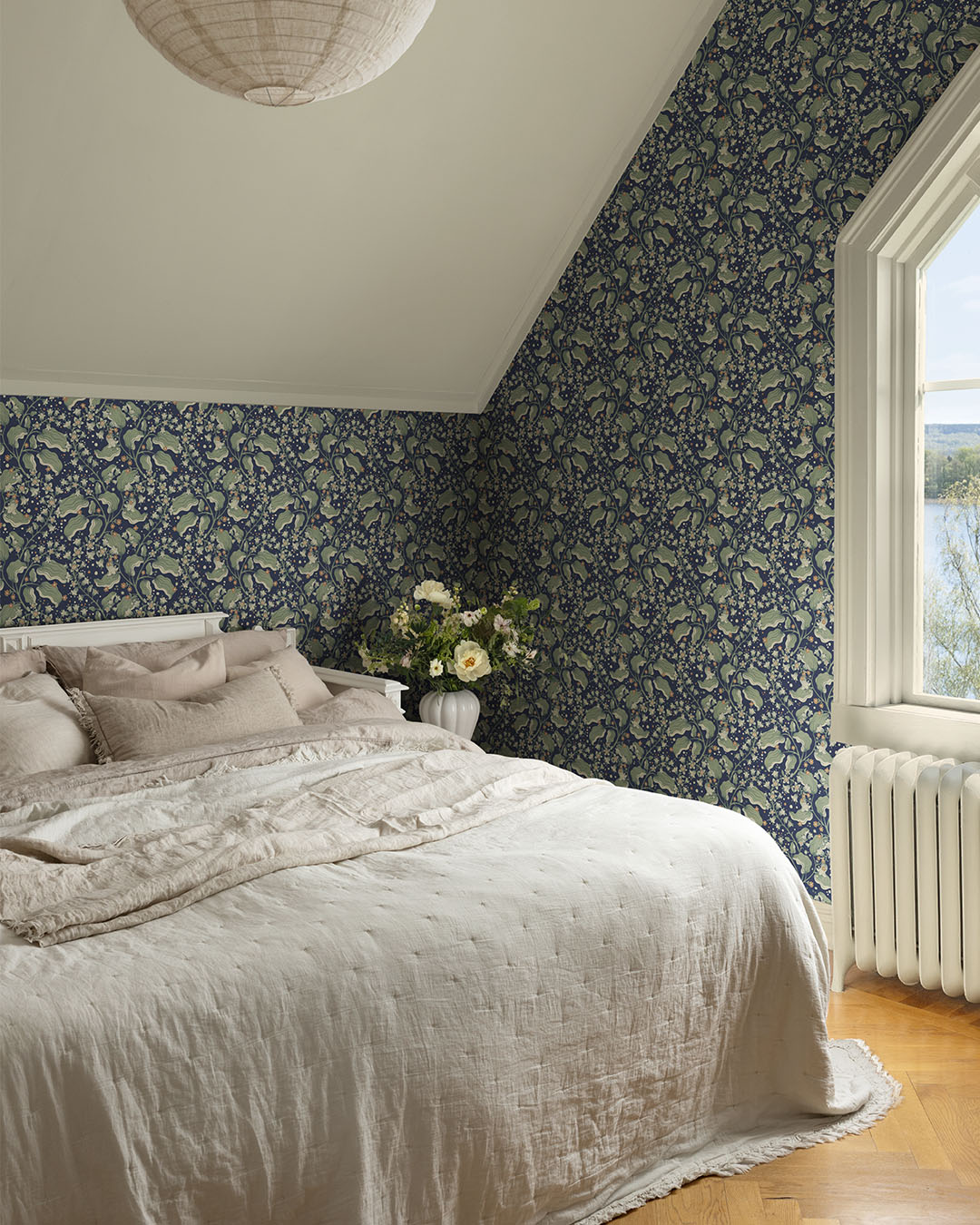 ombonat sovrum med blå syréntapet