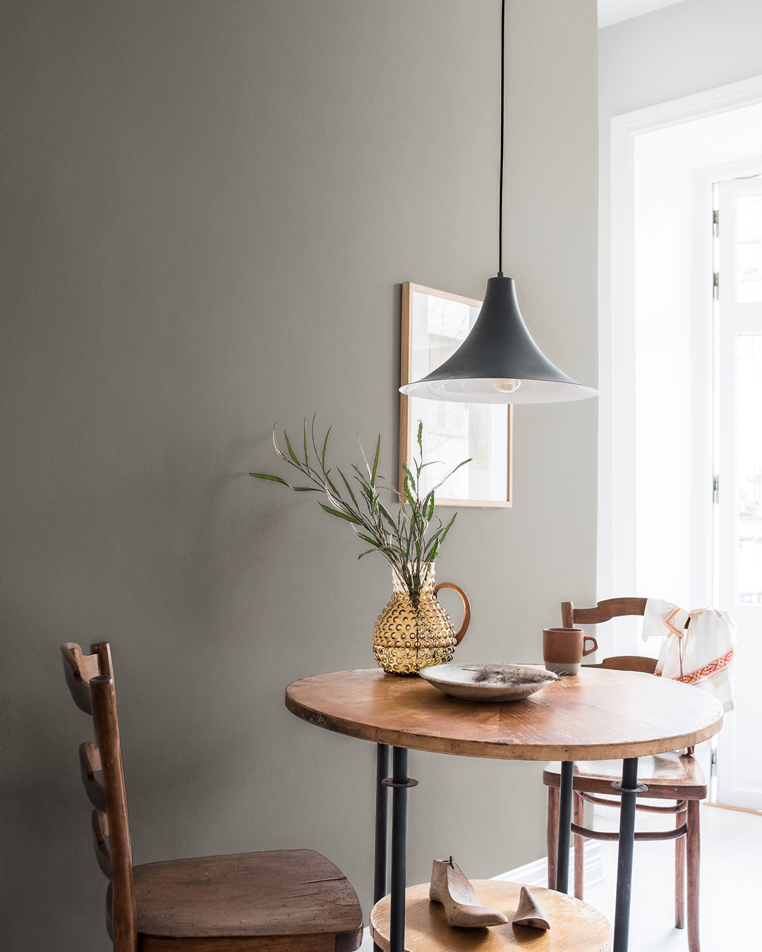 Kök med brun enfärgad tapet och harmonisk känsla