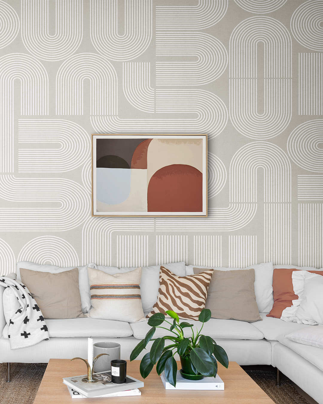 ljust vardagsrum med ljus tapet med abstrakt mönster