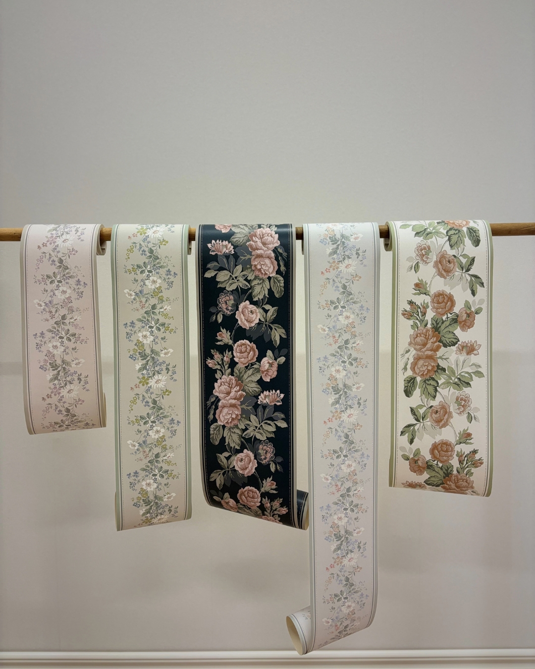 blommiga bårder som hänger på rad