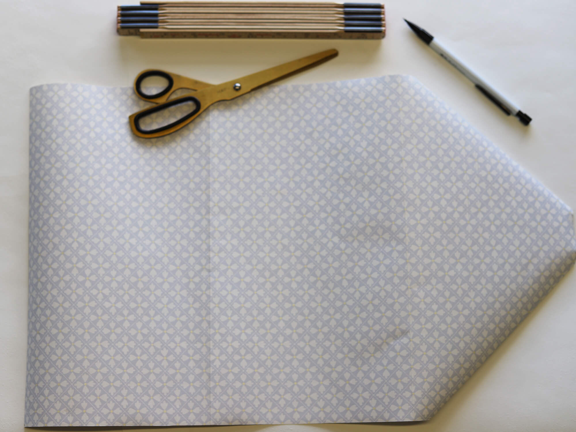 mörk blommig tapet med träpanel i hallen