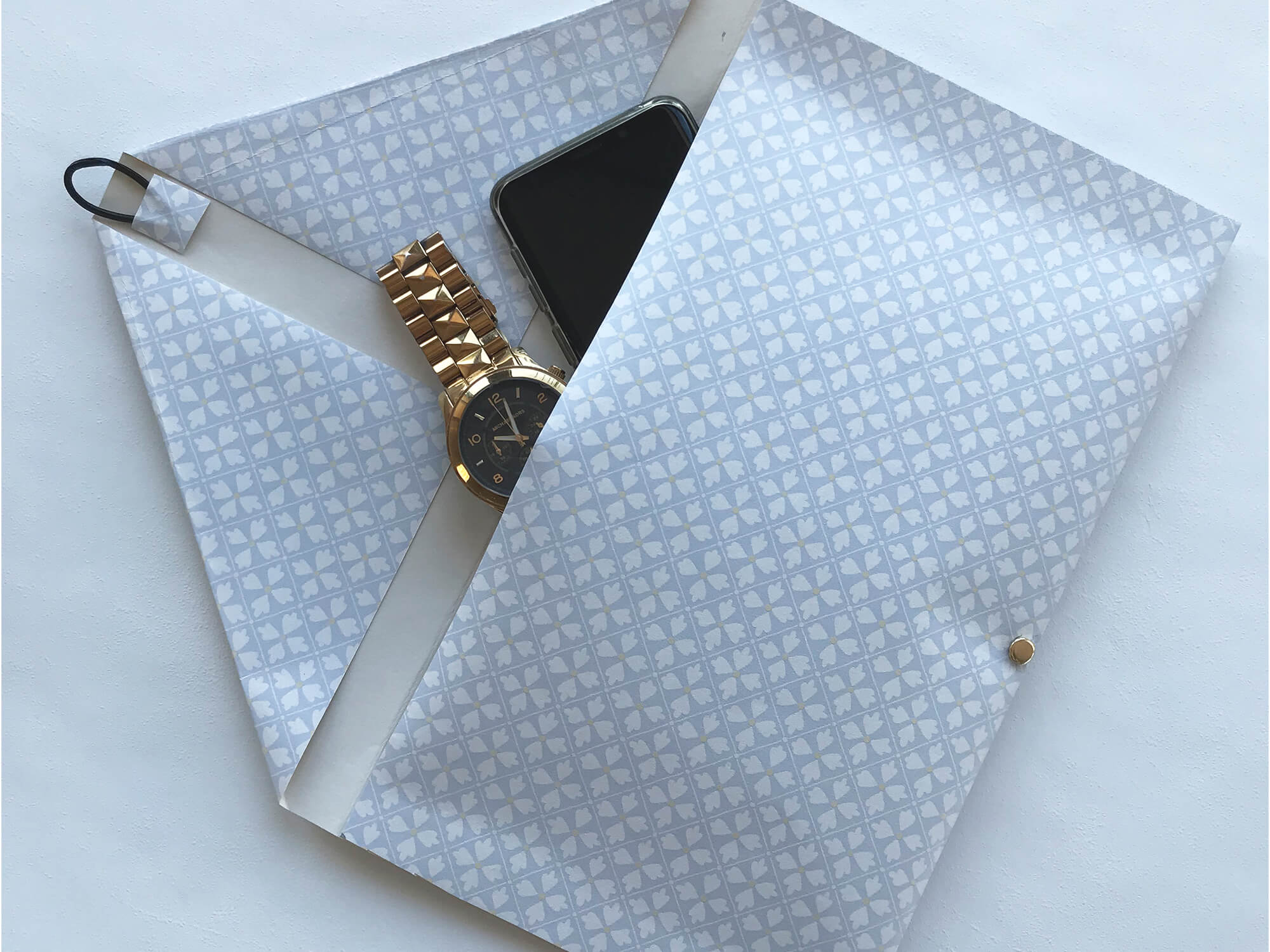 grönt kök med tapet i lantlig stil