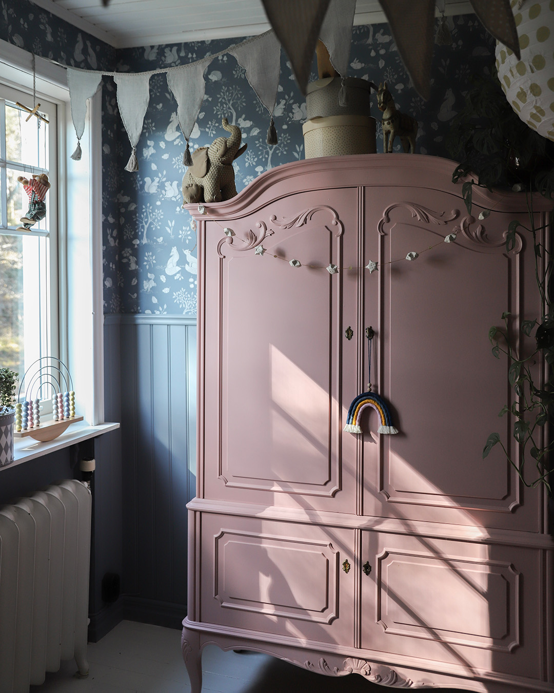 blått barnrum med rosa målat skåp 