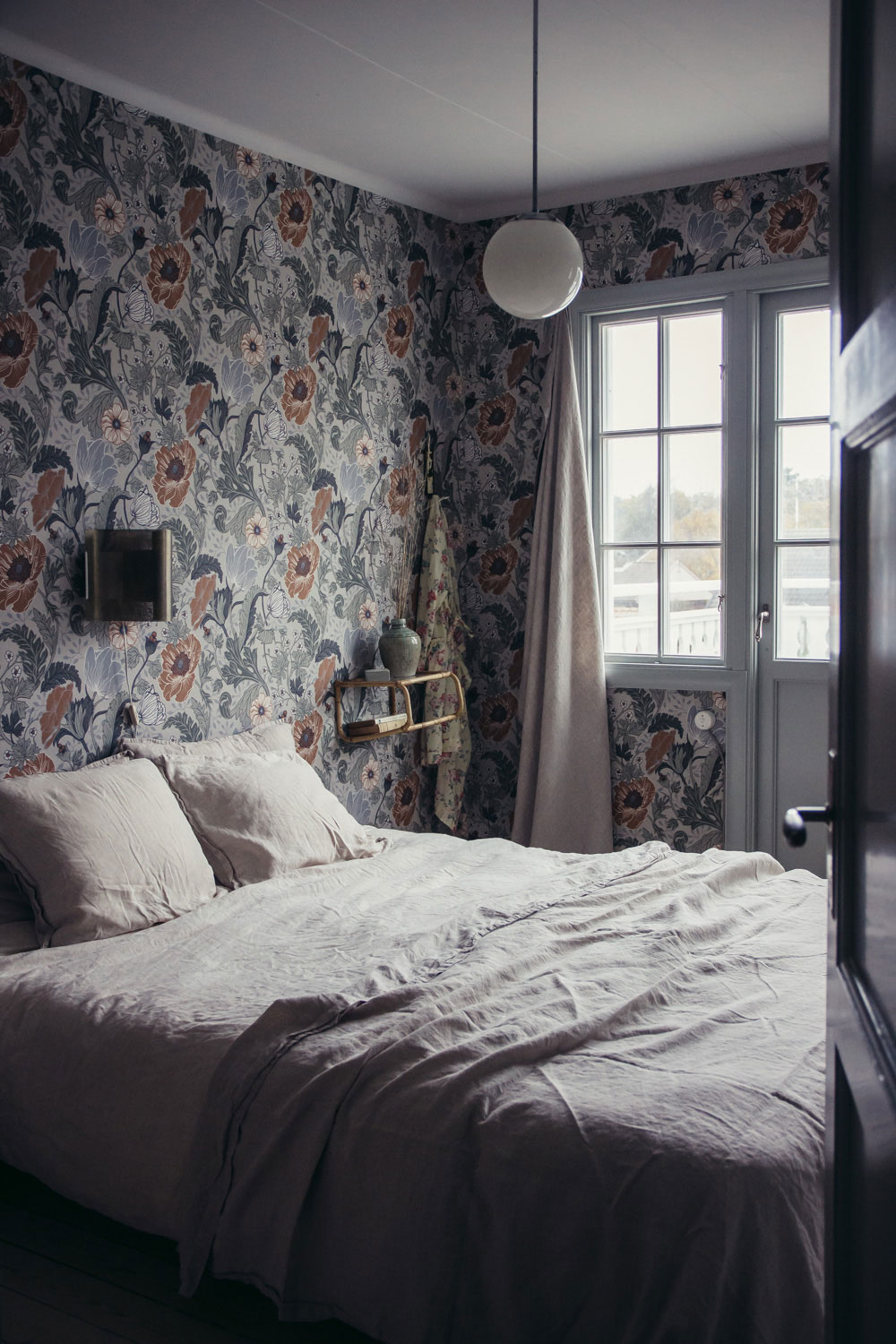 blommig tapet till sovrum