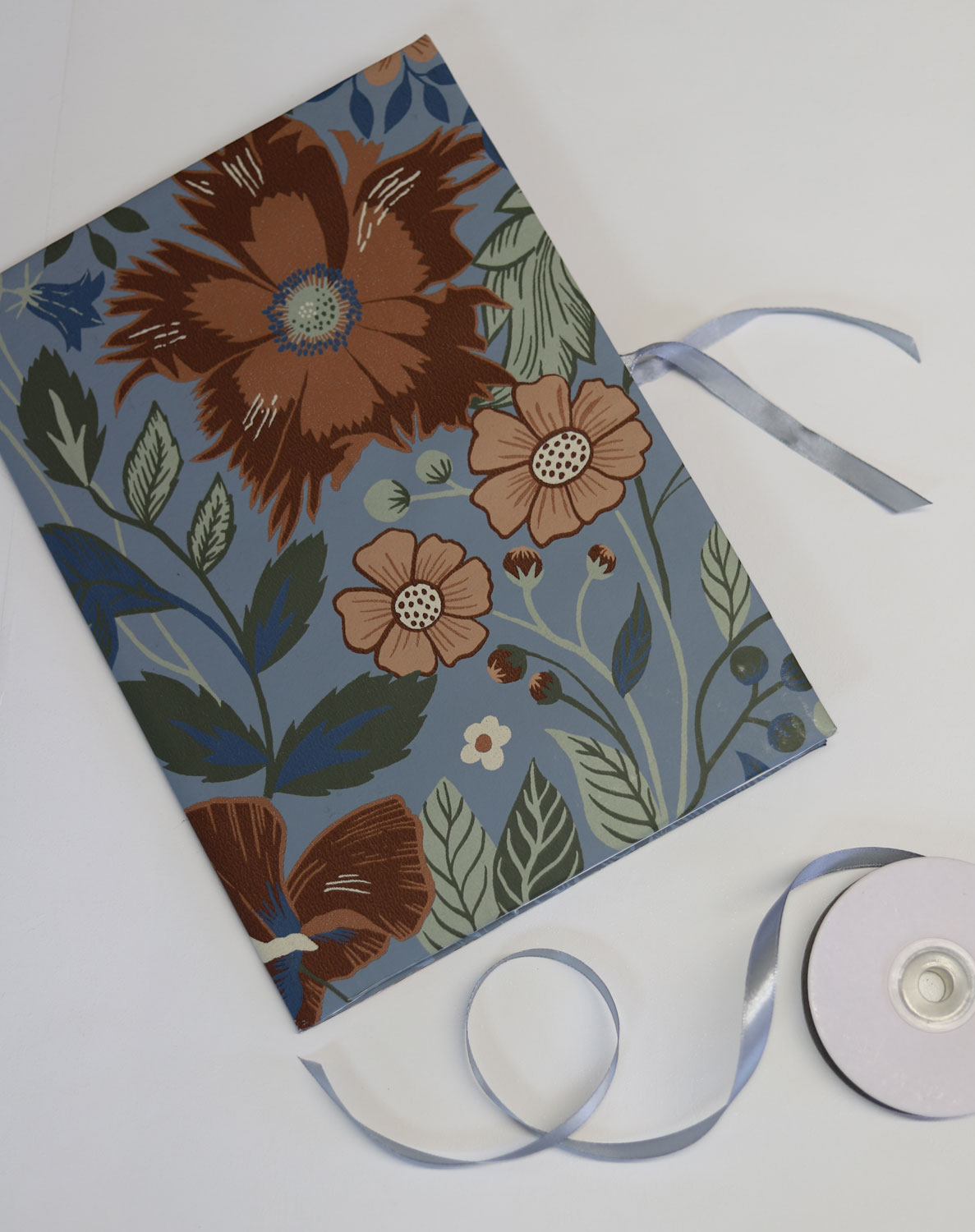 popup kort av tapet med blå tapet med blommor