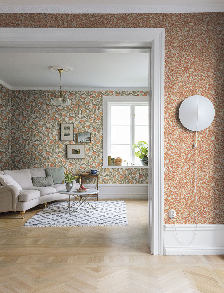 matcha 2 färgglada tapeter med varandra. Stormönstrat och småmönstrat. 