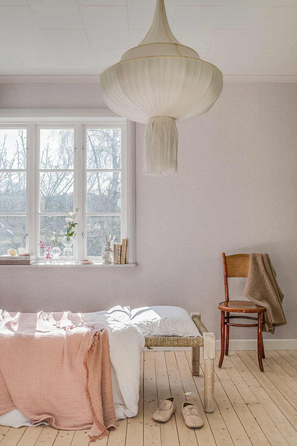 rosa enfärgad tapet med smått mönster