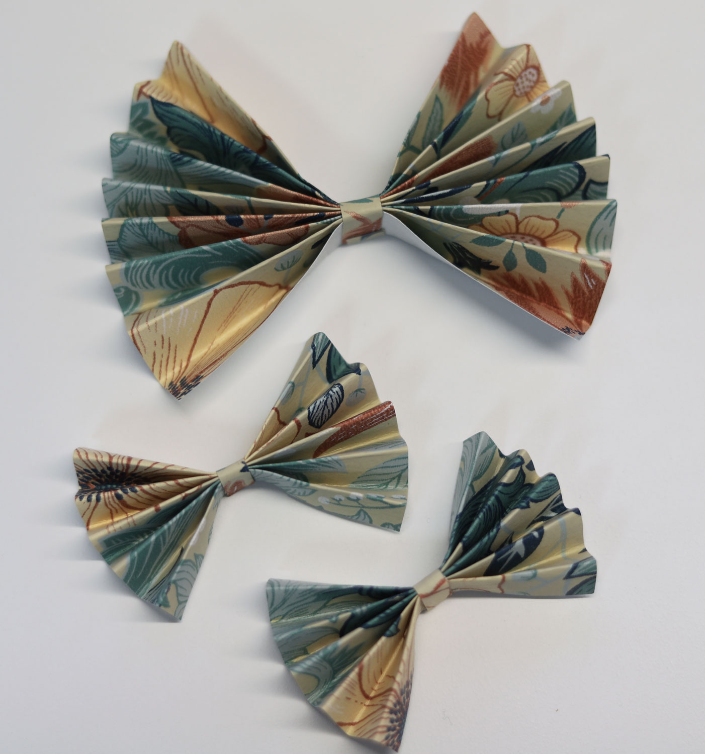 julpyssel tapetrosetter till granen