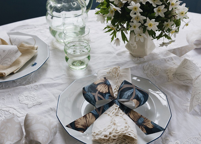 diy rosetter av tapet till dukningen