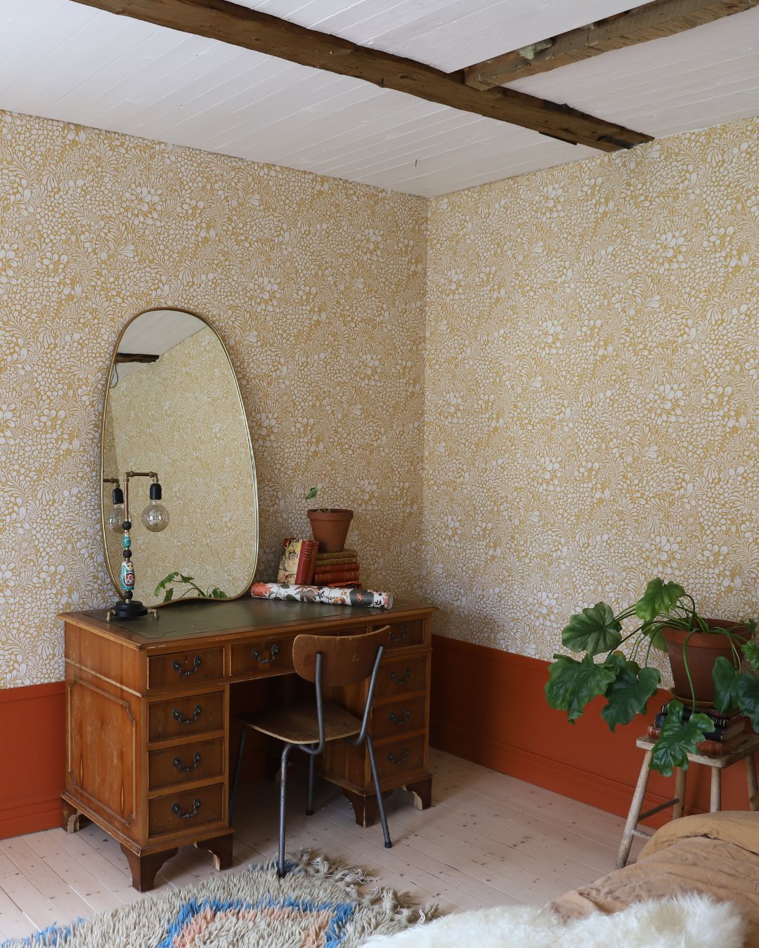 arbetsrum med gul tapet och orange panel