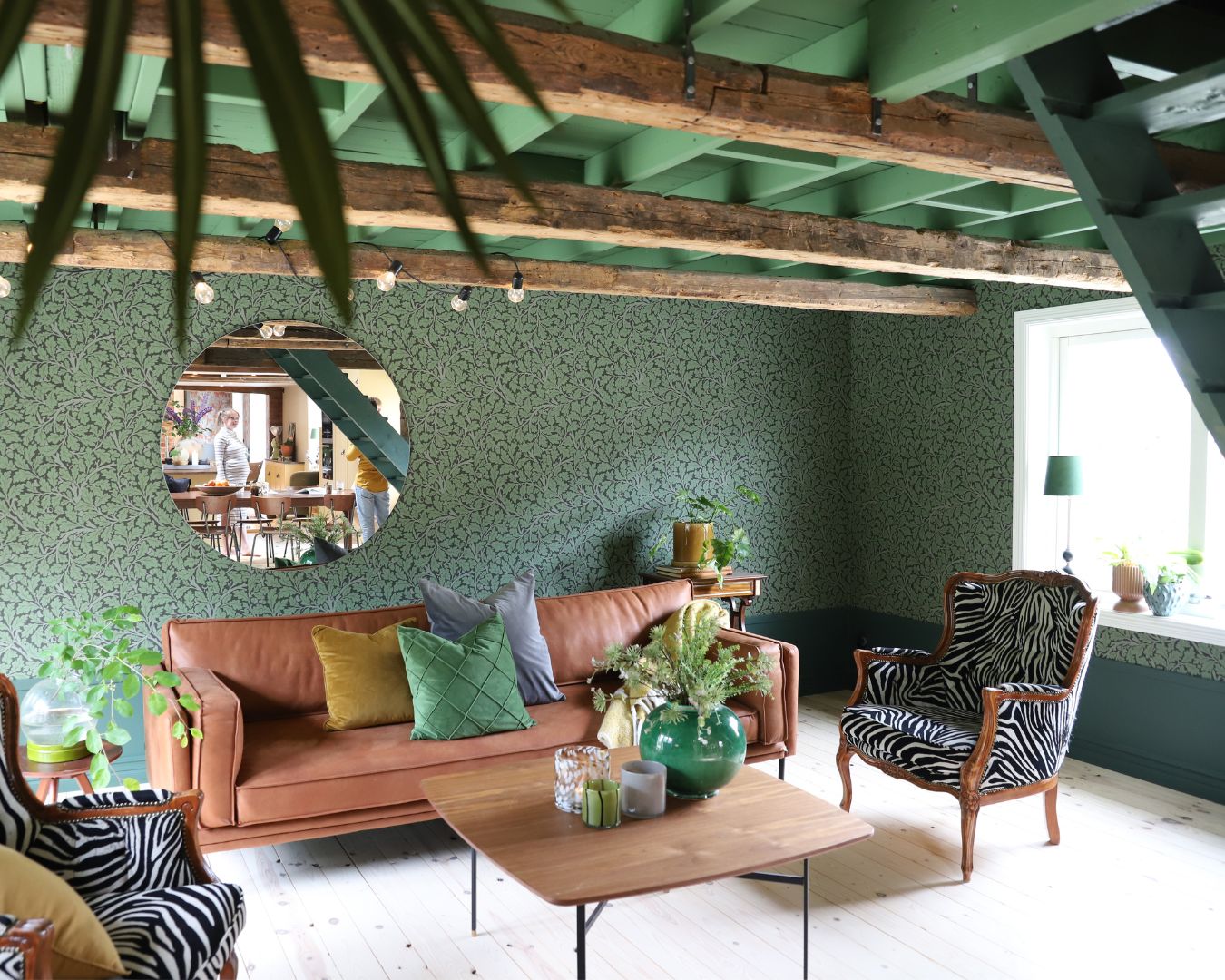 Vardagsrum med grön bladtapet designad av William Morris