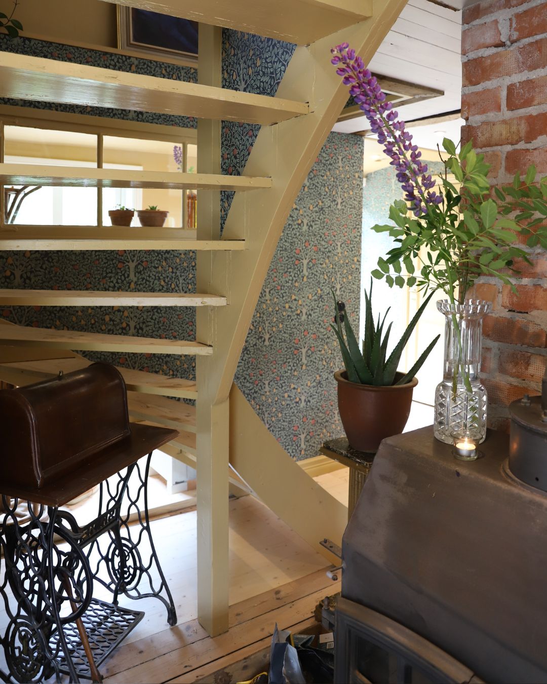 gul trappa som går upp till andra våningen