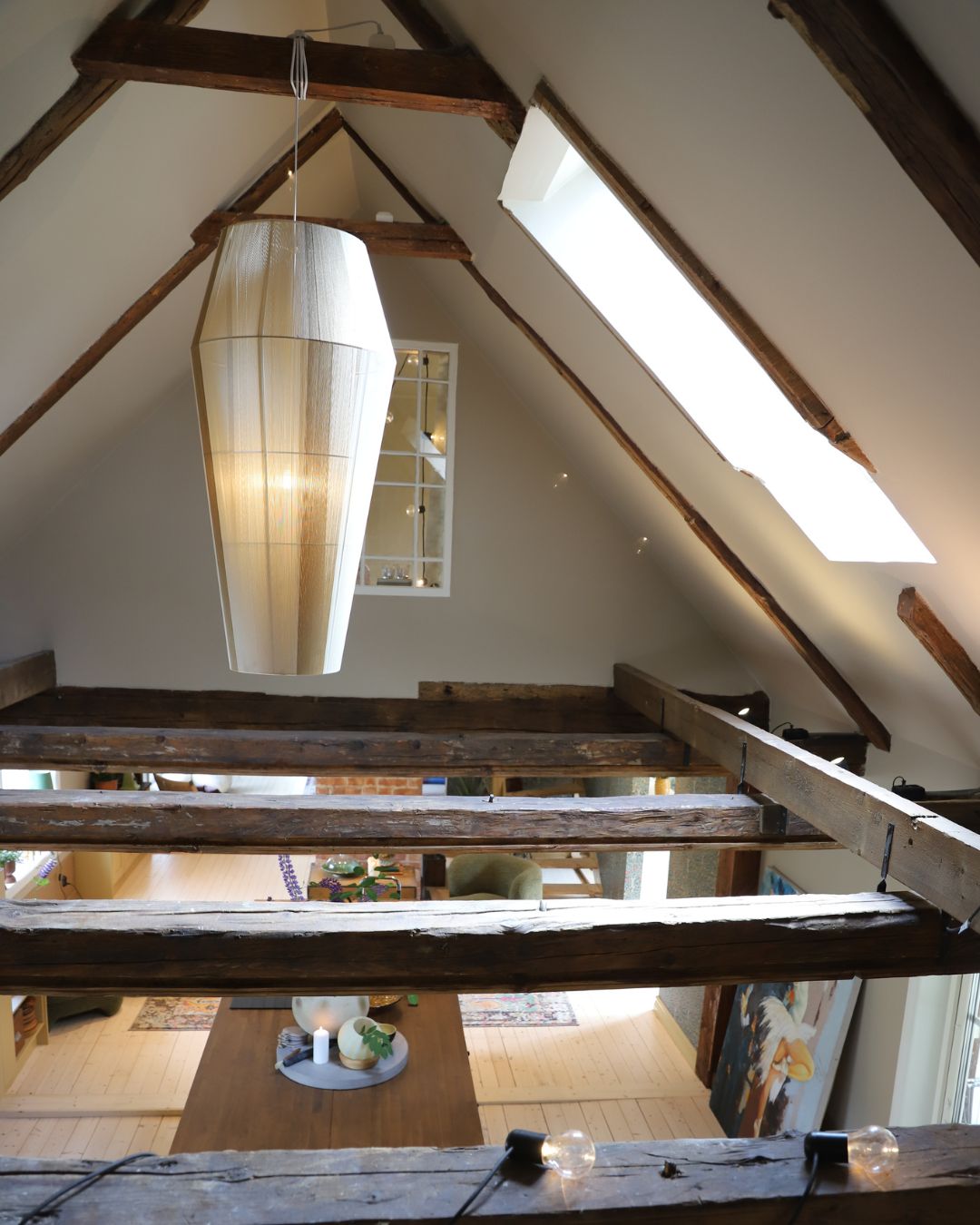 utsikt från andra våningen ner mot kök