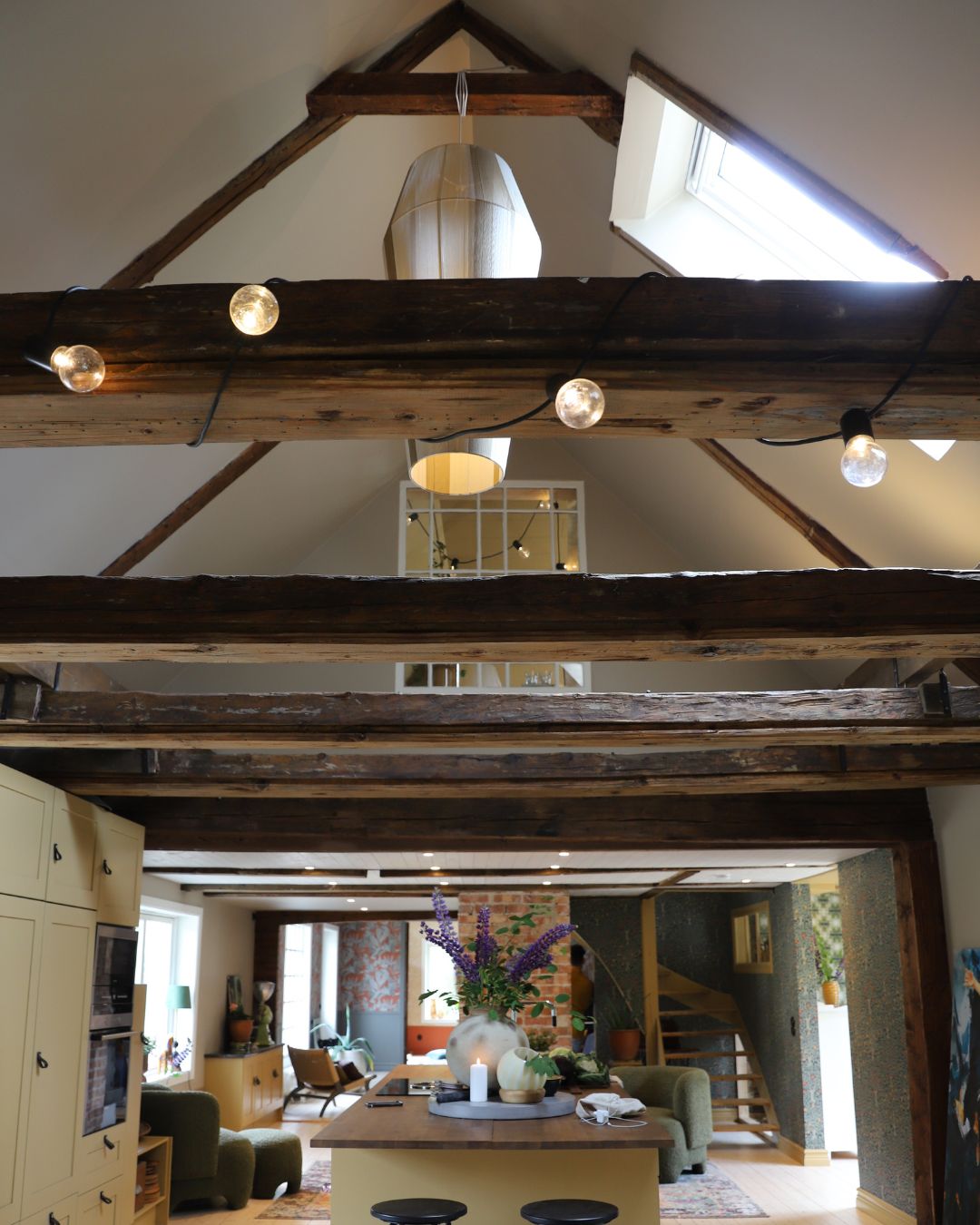 Rum med öppet innertak till nock och bjälkar i trä