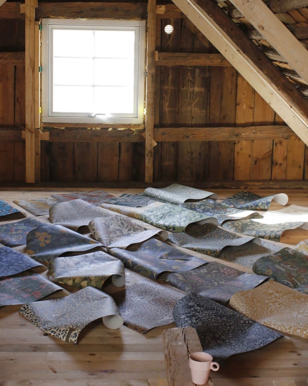 tapetprover utplacerade på gammalt trägolv i ett äldre hus