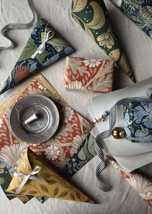 diy rosetter av tapet till dukningen