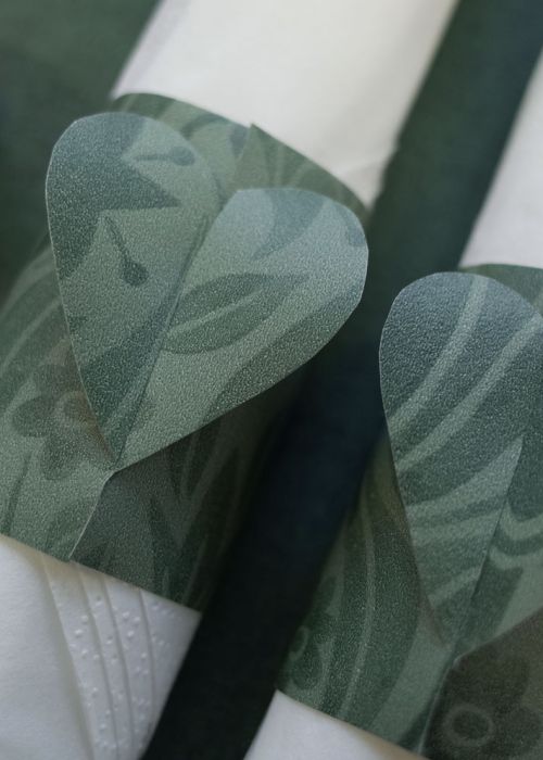 dukning med diy servettring av gul tapet