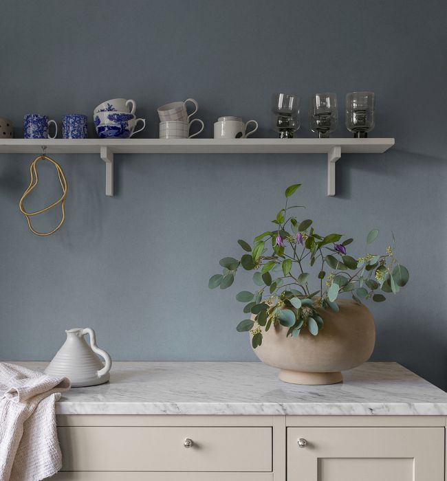 beige kök med enfärgad gråblå tapet