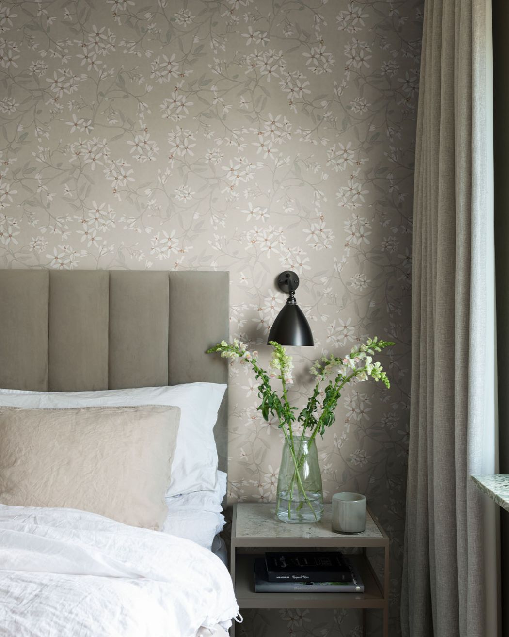 rosa tapet med pioner och rosor med röd sammetsoffa