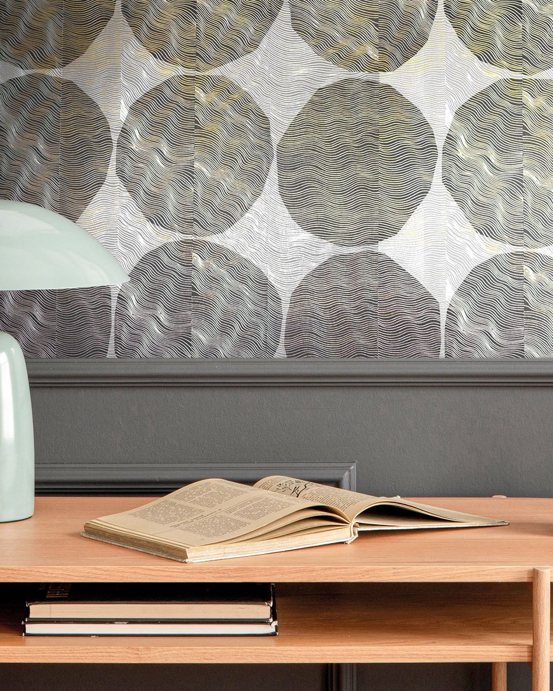 marimekko-tapet i rum med grå panel nedtill och ljusa trämöbler