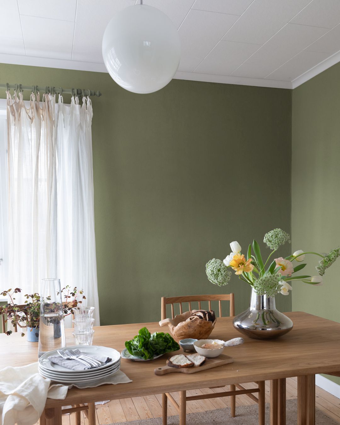 ljust kök med enfärgad grön tapet 