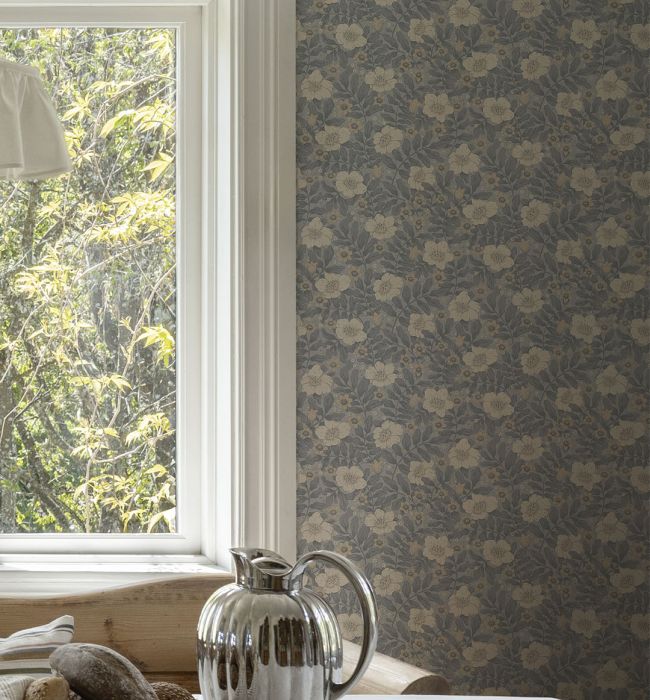 lantligt kök med blommig tapet i blått