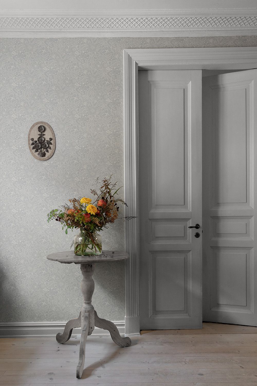 grå ton i ton tapet med grå lister och dörrar i gammaldags stuk