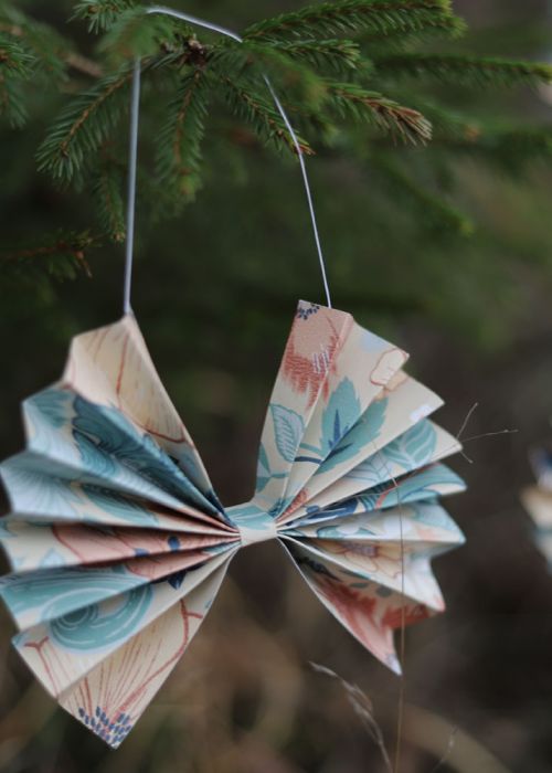 diy rosetter av tapet till dukningen