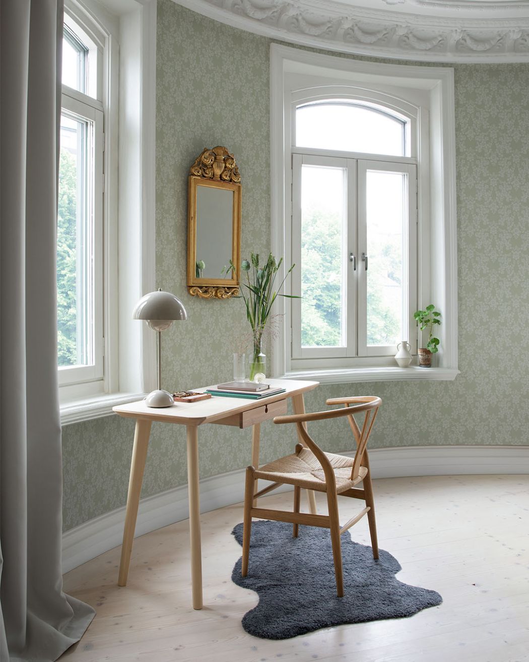 ljusgrön tapet med blommor