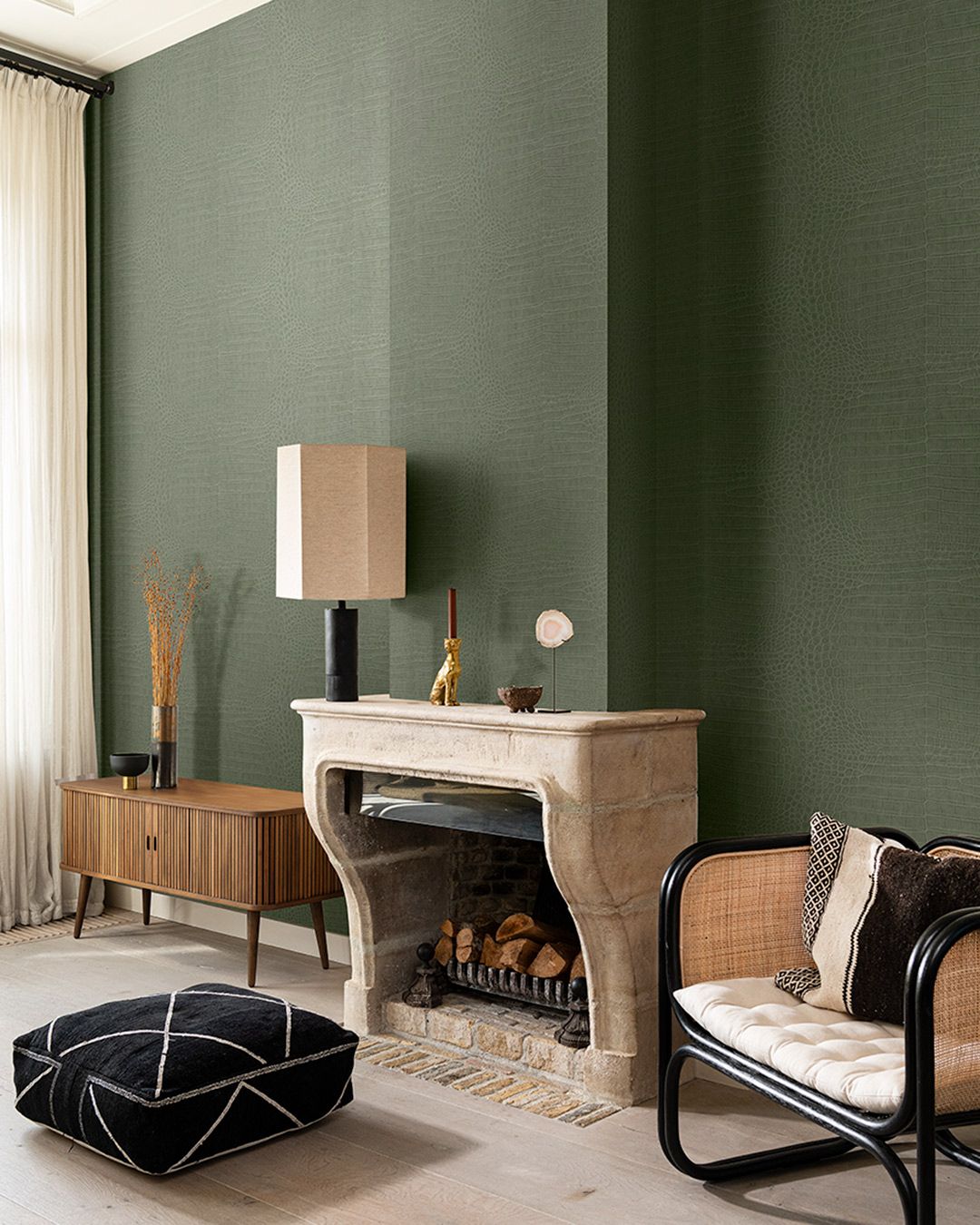 vardagsrum med mörkgrön tapet 