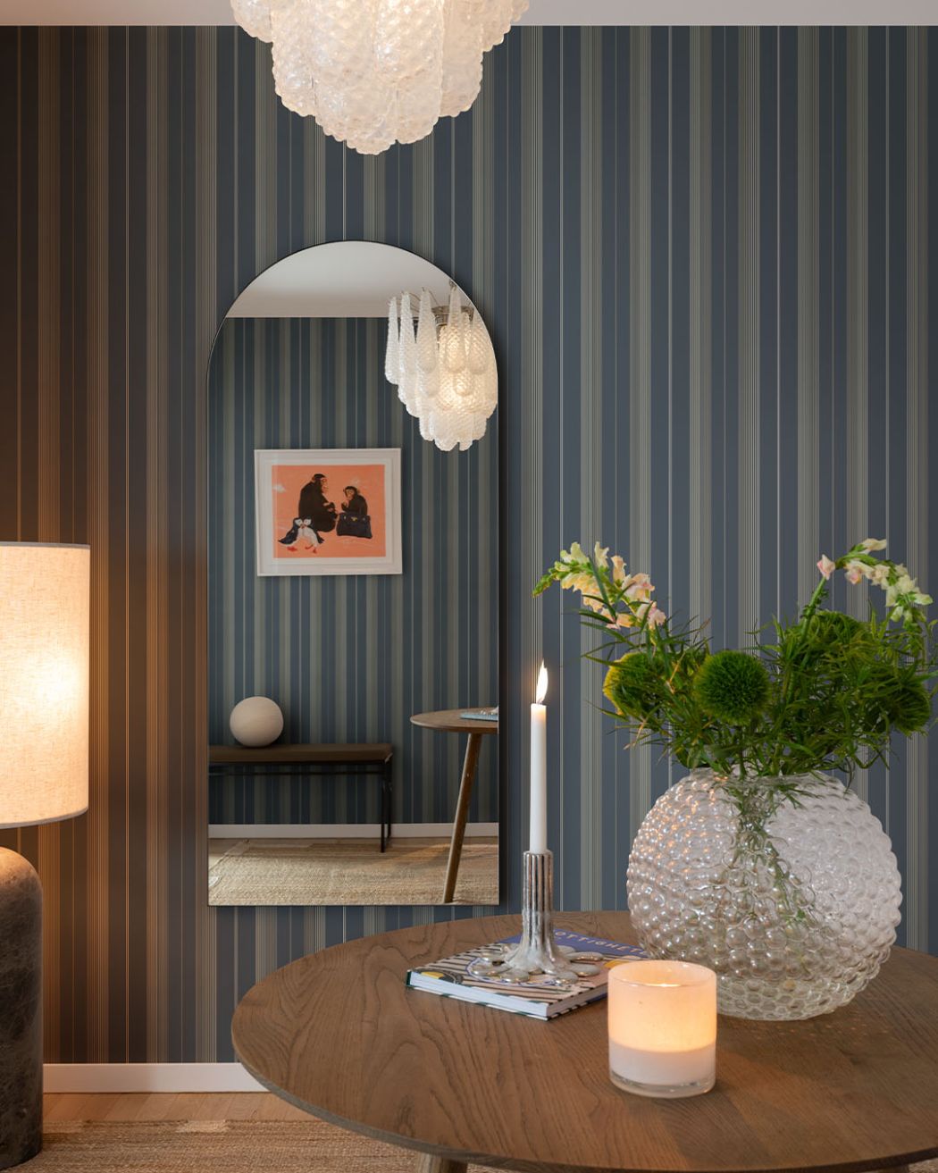 hall med blårandig tapet