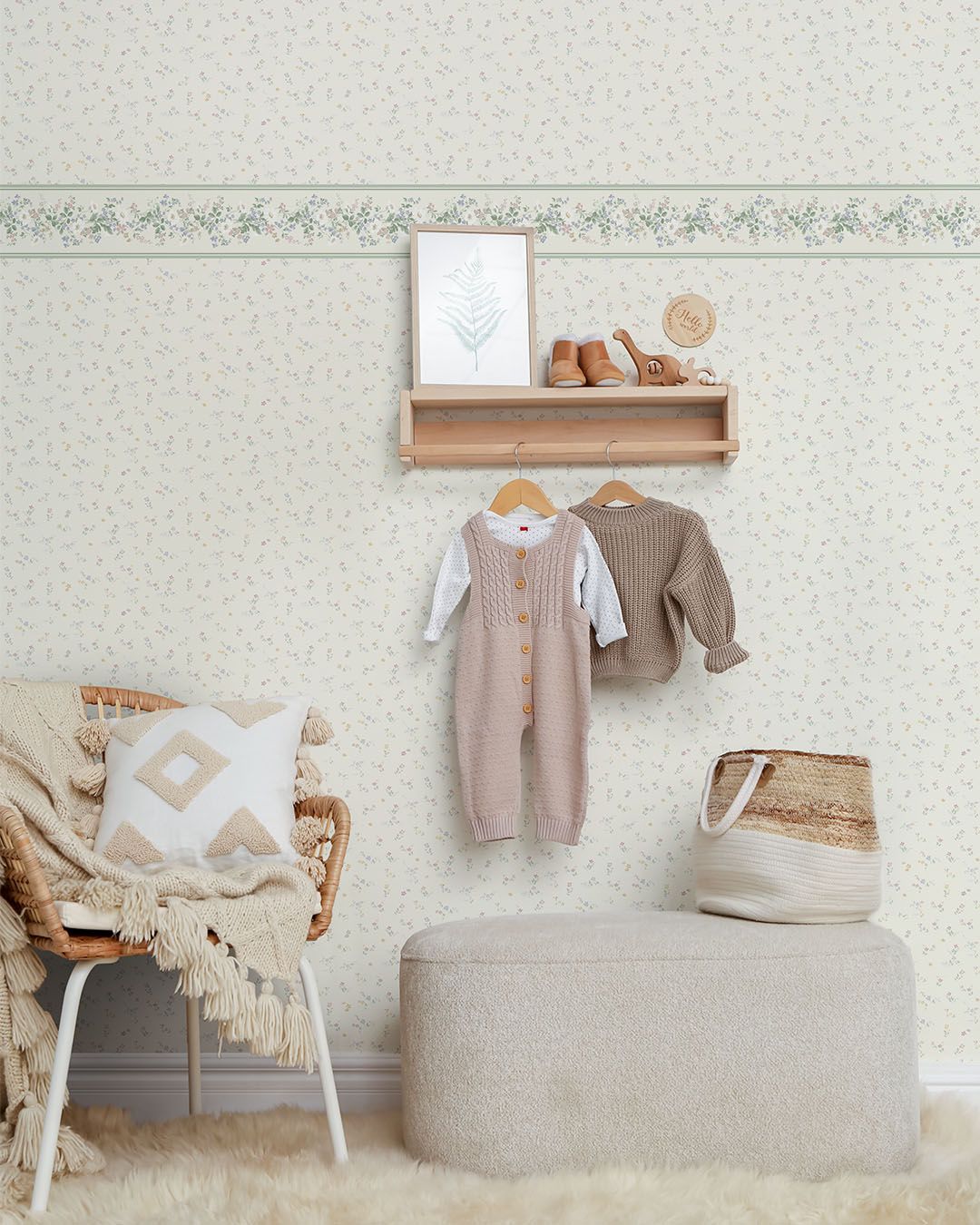 barnrum med småblommig tapet och blommig bård