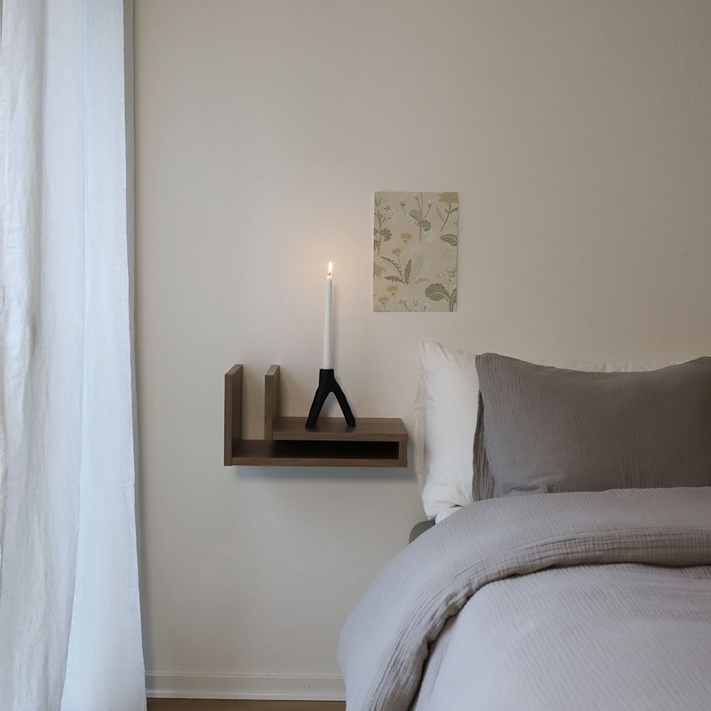 rosa tapet med pioner och rosor med röd sammetsoffa