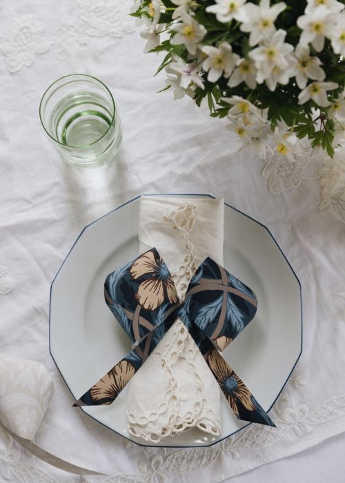 diy rosetter av tapet till dukningen