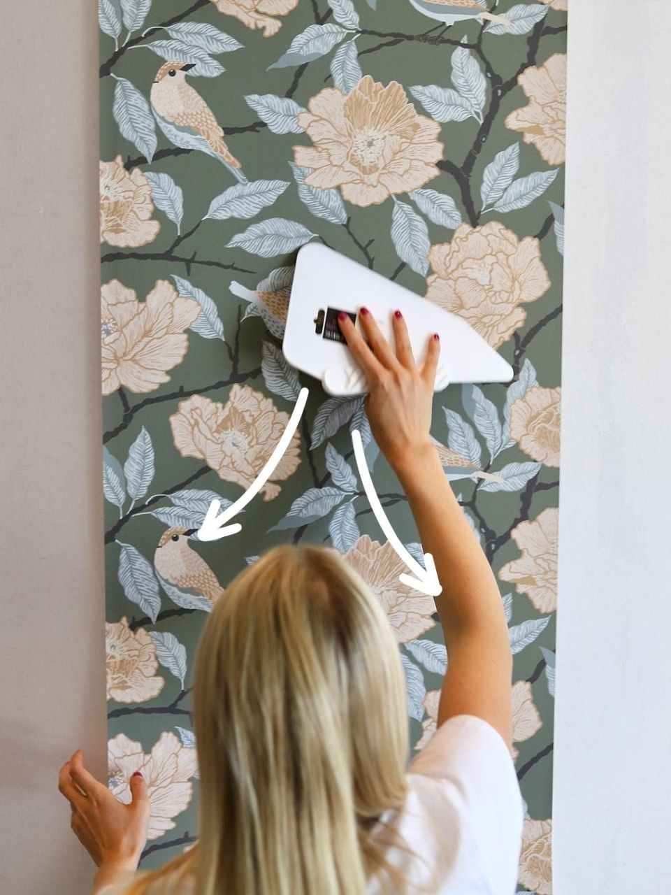 släta ut luftbubblor i tapet under tapetsering