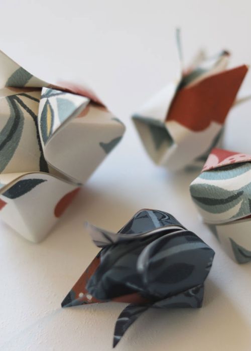 diy rosetter av tapet till dukningen