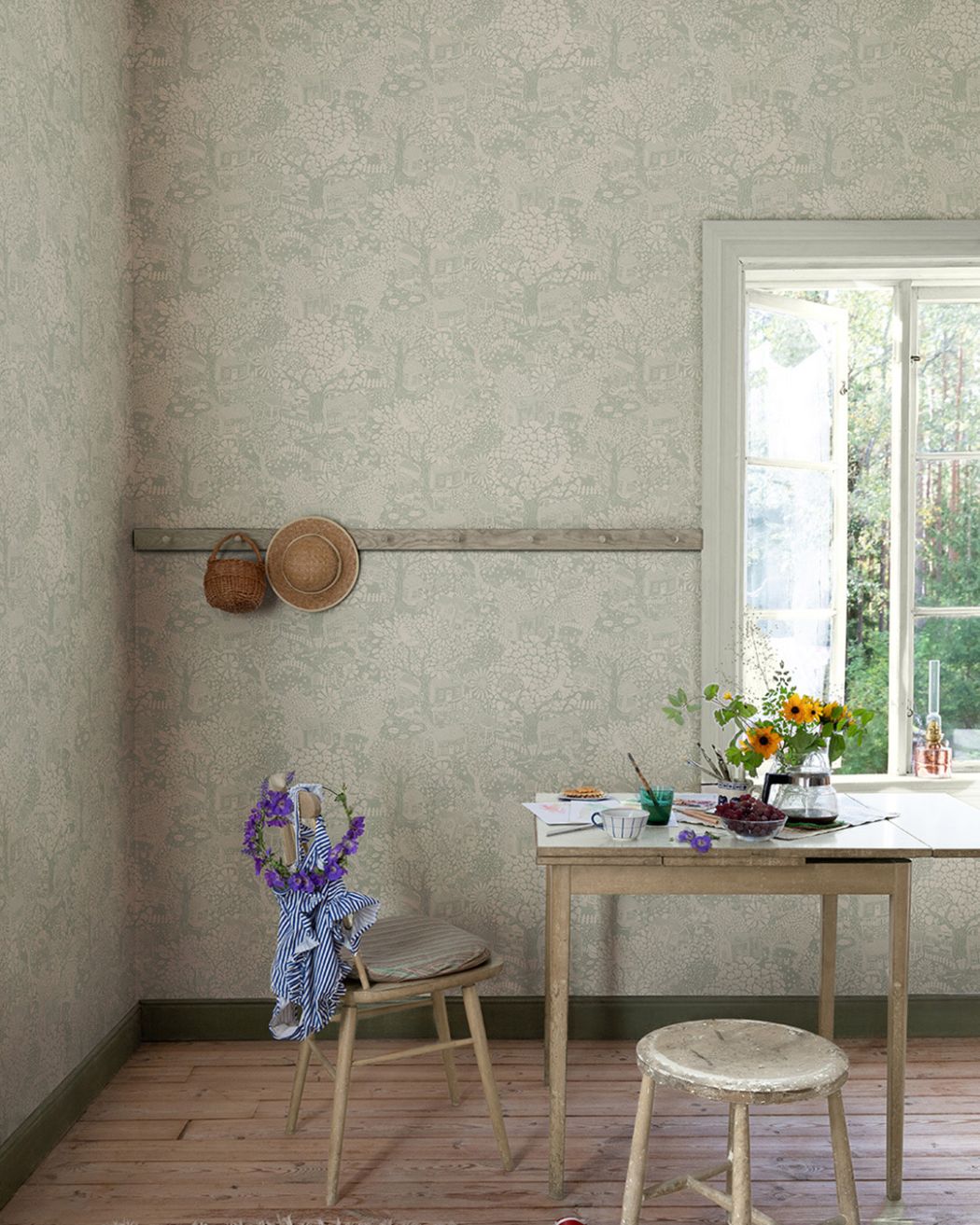 ton i ton tapet i en ljusgrön nyans med gröna lister