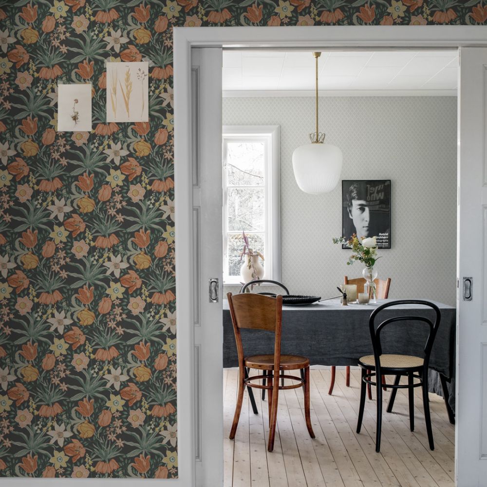 Multifärgat, Svart tapet med Blommigt, Stormönstrat mönster